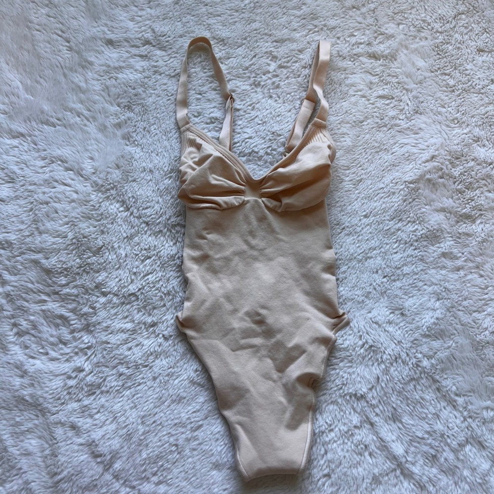 SKIMS Seamless Ruched Sculpting Bodysuit Sand Beige XXS Low Back Snap Closure